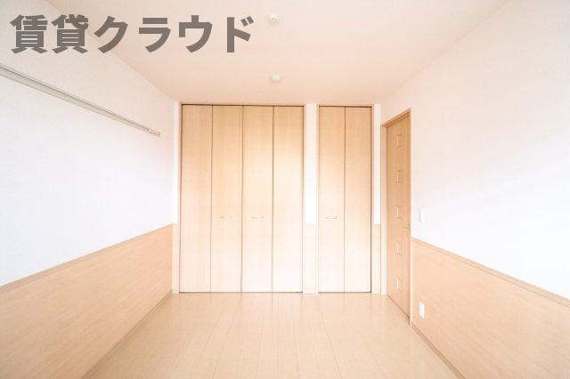 バニュルスⅣの寝室|広くて明るい寝室