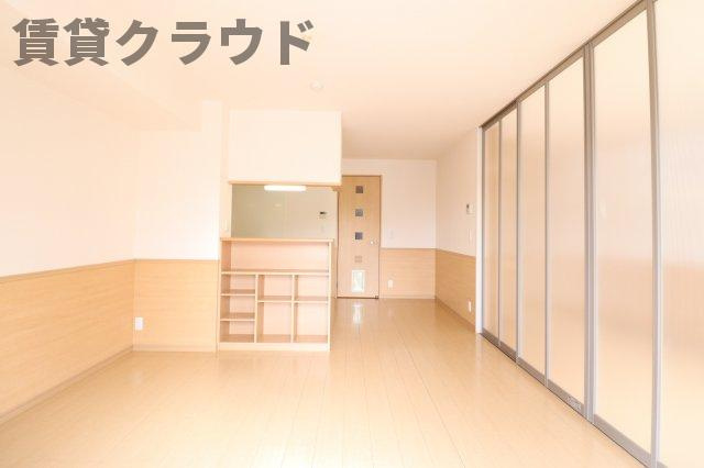 バニュルスⅣの居間・リビング|こちらの居間で趣味の時間をお楽しみください
