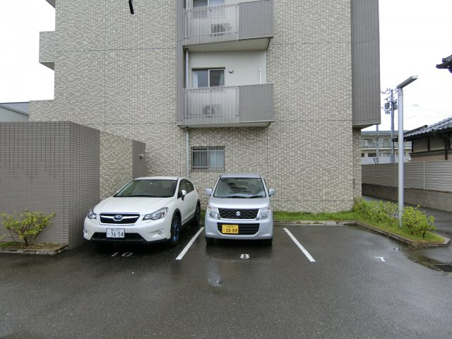 リバーフィールド茨木の駐車場