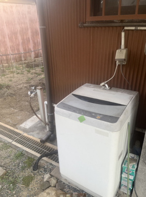 【設備】 | 西神吉町大国平屋戸建て | 洗濯機置き場外です。洗濯機サービス品です。