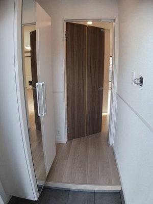 【玄関】 | メゾンドアポロン | 明るい玄関です