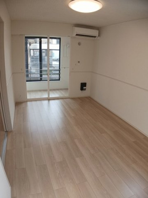 【居間・リビング】 | メゾンドアポロン | 居間です