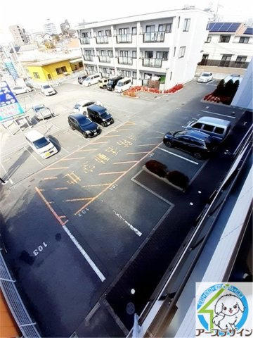 ロワイヤル大久保の駐車場