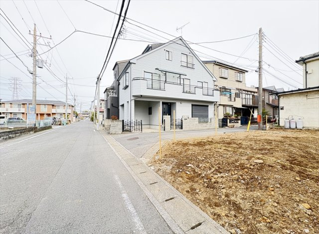 【前面道路含む現地写真】 | 志木市下宗岡4丁目　新築一戸建住宅　全1棟　(志木本店) | 販売現地／2026年3月13日撮影　
ヤオコーやドラッグセイムスなど買い物施設が徒歩圏内に点在したエリアです。