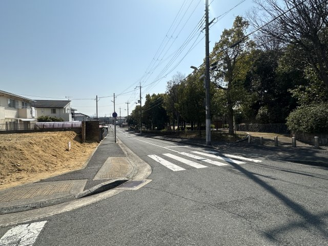神戸市西区中野２丁目土地A号地の前面道路含む現地写真