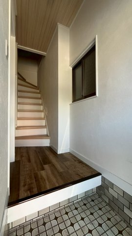 諏訪ノ森町中1丁戸建の玄関