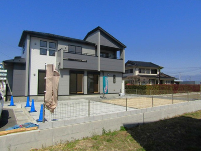 【駐車場】 | ブルーミングガーデン中央市成島　2号棟 | カースペースがあります