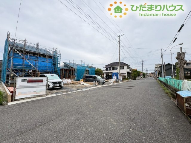 行田市桜町1丁目　新築一戸建て　ブルーミングガーデン　01の前面道路含む現地写真