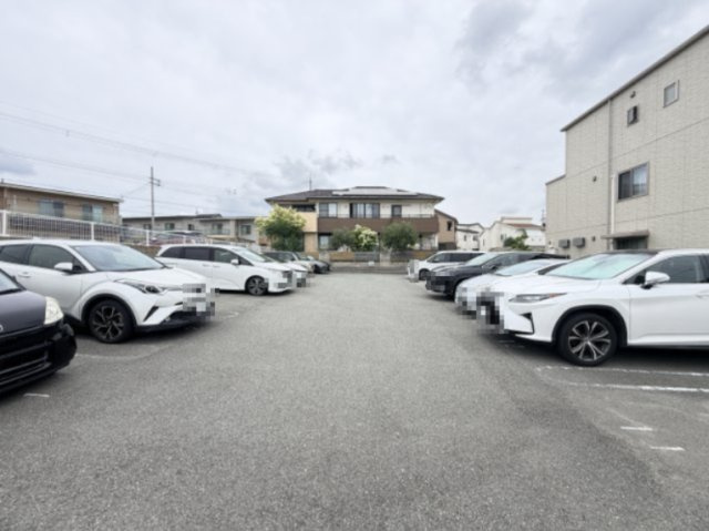 シャーメゾン茜の駐車場