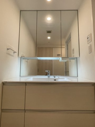 アルファステイツ千舟町通りの洗面所|明るい独立洗面台です