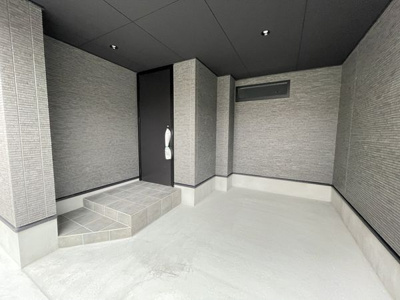 【内観：施工例】 | PLAISIR小松南町 新築戸建 | 玄関・駐車場
