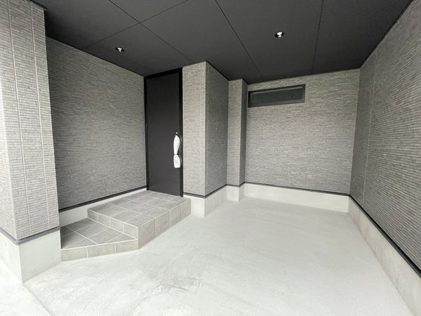 【内観：施工例】 | PLAISIR小松南町 新築戸建 | 玄関・駐車場