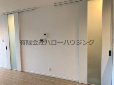 【内観：施工例】 | PLAISIR小松南町 新築戸建 | リビング(扉)