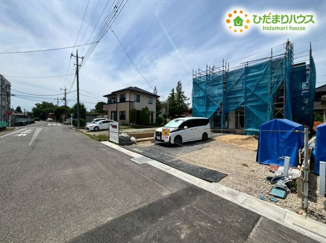 行田市桜町1丁目　新築一戸建て　ブルーミングガーデン　02の前面道路含む現地写真