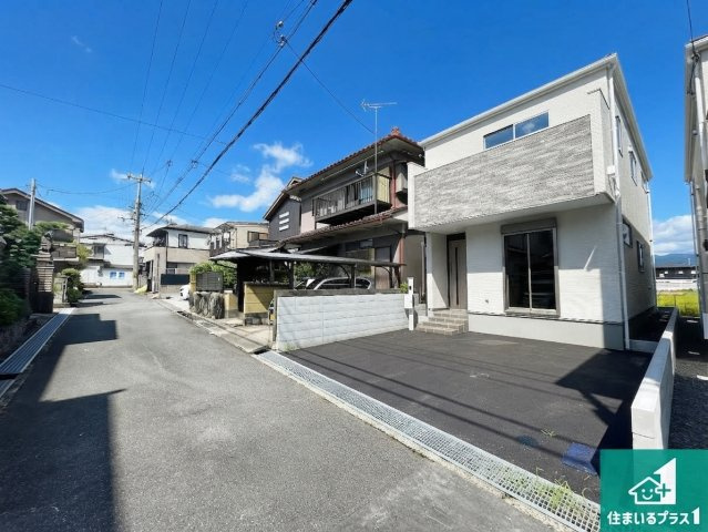 亀岡市余部町天神又　第6期　新築一戸建ての前面道路含む現地写真|周辺は閑静な住宅街！前面道路広々で車の出し入れも便利です。駐車が苦手な方でも安心して車庫入れできます！