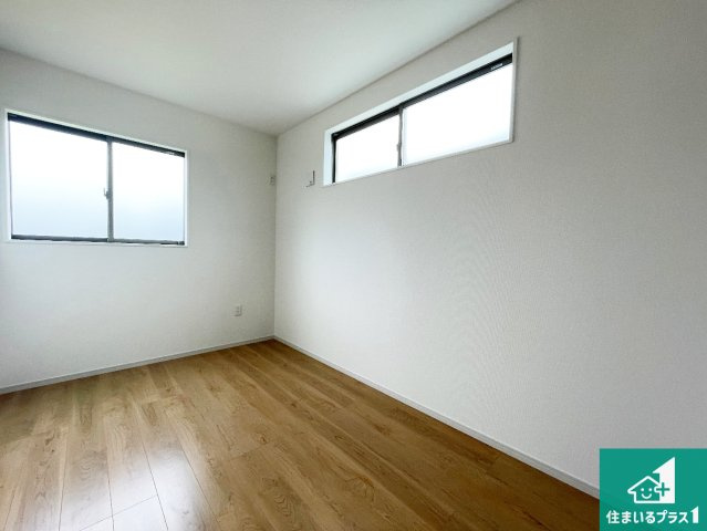 亀岡市余部町天神又　第6期　新築一戸建ての洋室|シンプルな洋室は、自分好みのインテリアが楽しめます♪ご家族とインテリアや家具を選びに行くのは新築購入時の醍醐味の一つです。ぜひお楽しみください♪