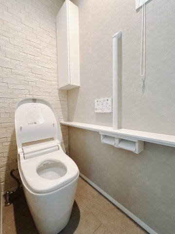【中古戸建】みどり市笠懸町鹿のトイレ|■トイレ｜2ヶ所ございます。白を基調とした清潔感溢れるトイレになっています。トイレには窓がついていますので常に換気をすることができ清潔を保てます。