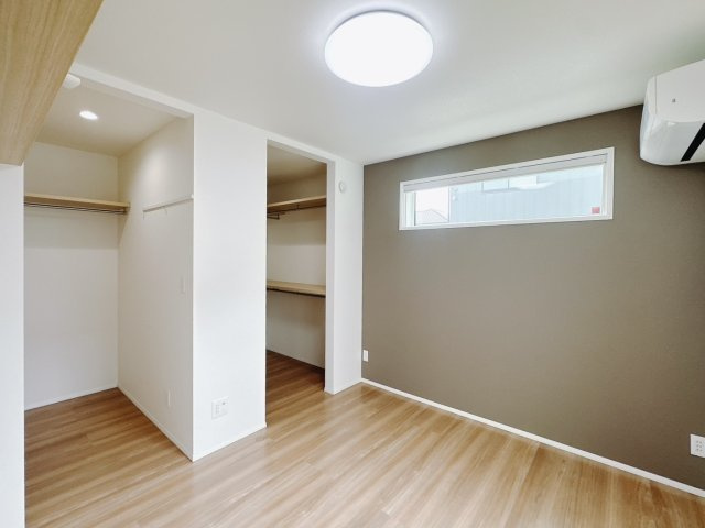 【中古戸建】みどり市笠懸町鹿の洋室|■洋室｜お洒落なアクセントカラーが入っているので、シックな雰囲気になっております。落ち着いた雰囲気で夜はよく眠れそうですね