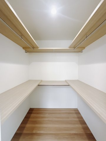 【中古戸建】みどり市笠懸町鹿の収納|■WIC｜お気に入りのお洋服もシワを作らずきれいに管理ができる夢のウォークインクローゼット！今お使いの収納ケースもスッポリそのまま収まる広さです♪