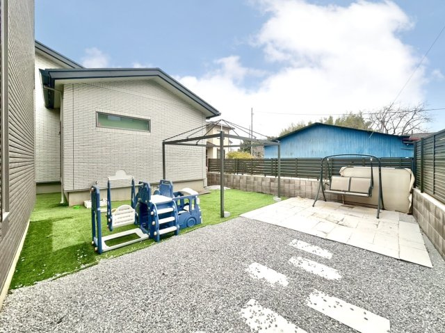 【中古戸建】みどり市笠懸町鹿の外観|■庭｜道路から離れたお庭なので小さいお子様が遊んでいても車の心配いらずで安心です♪