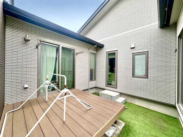 【中古戸建】みどり市笠懸町鹿の外観|■中庭｜外から見えにくくプライベート空間が守られる中庭。プールを置いてお子様と夏の思い出作りや、テントサウナを置いて安らぎ空間を作っても良いですね♪