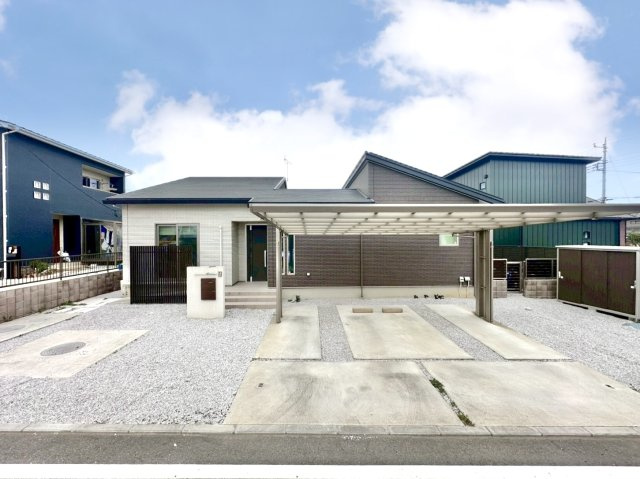 【中古戸建】みどり市笠懸町鹿の外観|■外観｜広々とした駐車スペースで4台駐車可能なので来客時も安心♪お買い物後もスムーズにお荷物を運べます。カーポート付も嬉しいポイントです！
