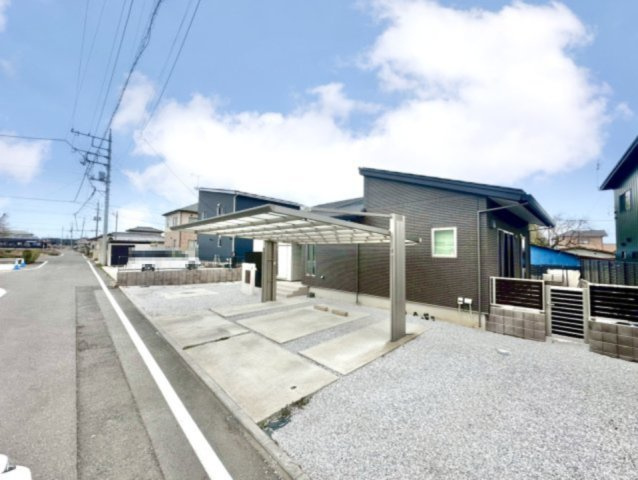 【中古戸建】みどり市笠懸町鹿の外観|■外観｜道路幅にゆとりがあることで駐車もしやすく、来客時や複数台利用の際にもストレスを感じにくいのが魅力の一つです♪