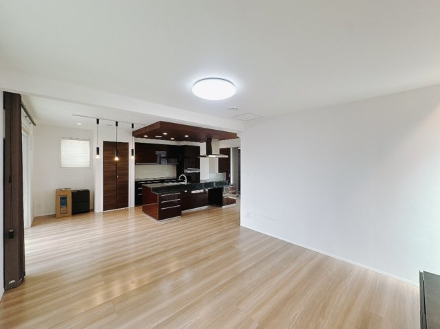 【中古戸建】みどり市笠懸町鹿の居間・リビング|■リビング｜ナチュラルな質感で魅せる、くつろぎの時間。ゆっくりとした時間が流れるリビングで、家族だんらんのひと時をお過ごしいただけます。
