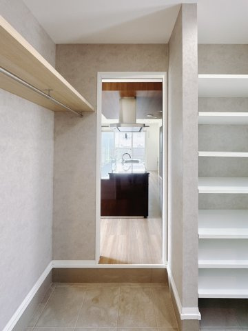 【中古戸建】みどり市笠懸町鹿の収納|■SIC｜ウォークスルーなので通り抜けが可能なので、買い物帰りの動線がスムーズです。土間続きなのでベビーカーやアウトドア用品なども収納可能です♪