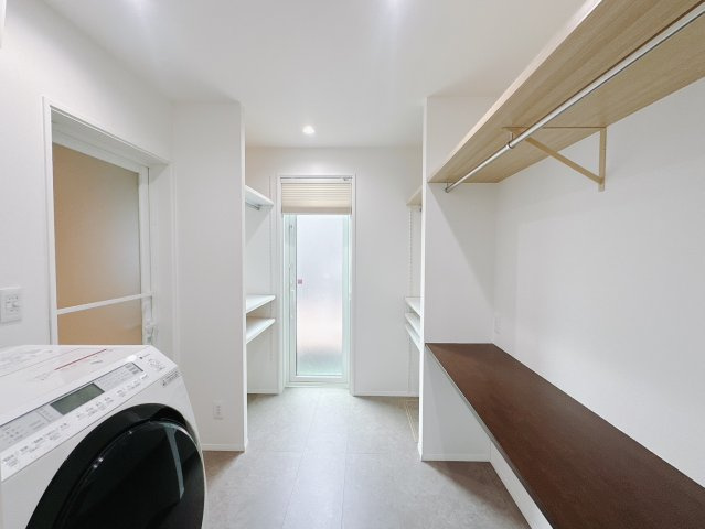 【中古戸建】みどり市笠懸町鹿の脱衣所|■脱衣室｜洗面スペースと分かれているため、家族間でもプライバシーに配慮された設計となっています。可動棚付きのリネンスペースを設けてあるので着替えやタオル、買い置きの洗剤をたくさんしまえる空間です。