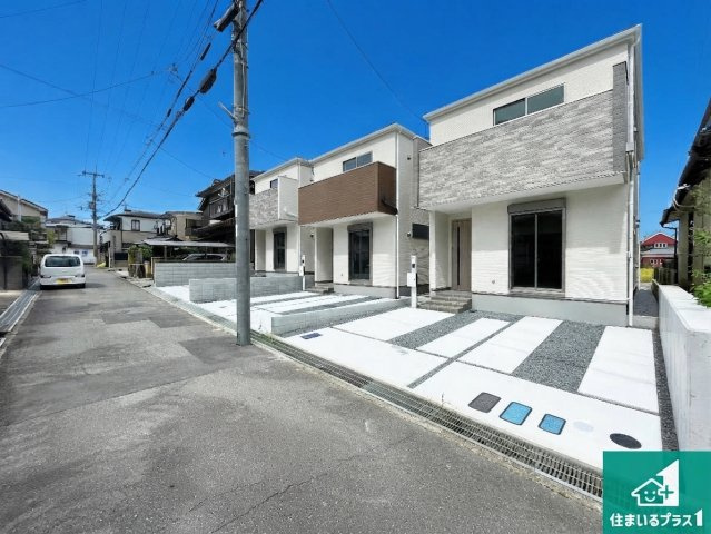 亀岡市余部町天神又　第6期　新築一戸建ての前面道路含む現地写真|周辺は閑静な住宅街！前面道路広々で車の出し入れも便利です。駐車が苦手な方でも安心して車庫入れできます！