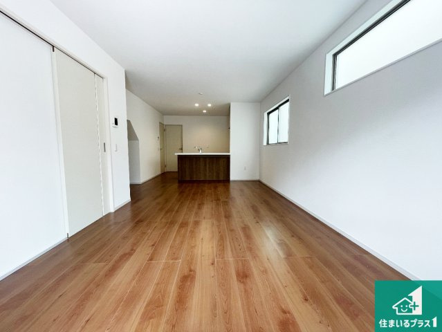 亀岡市余部町天神又　第6期　新築一戸建ての居間・リビング|シンプルなリビングは家具次第で雰囲気を変えることができます！