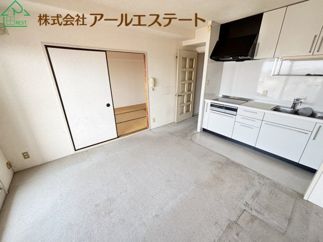 マンハイム加古川C棟　　　山陽電鉄「別府駅」徒歩7分の居間・リビング