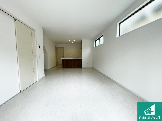 亀岡市余部町天神又　第6期　新築一戸建ての居間・リビング|シンプルなリビングは家具次第で雰囲気を変えることができます！