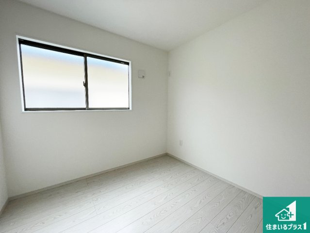 亀岡市余部町天神又　第6期　新築一戸建ての洋室|シンプルな洋室は、自分好みのインテリアが楽しめます♪ご家族とインテリアや家具を選びに行くのは新築購入時の醍醐味の一つです。ぜひお楽しみください♪