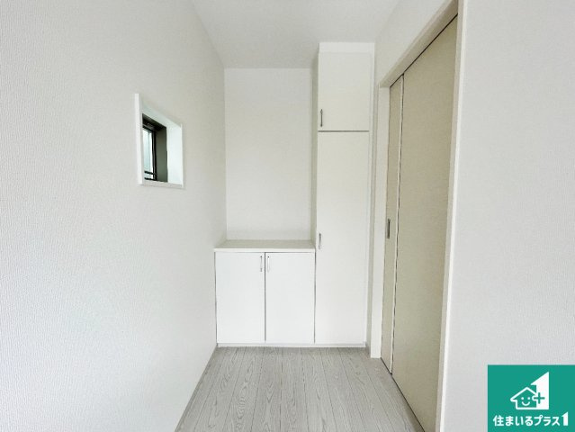 亀岡市余部町天神又　第6期　新築一戸建ての玄関|シューズボックスにはたくさんの靴が収納できるので玄関周りはいつもスッキリ！ご家族が増えても安心！