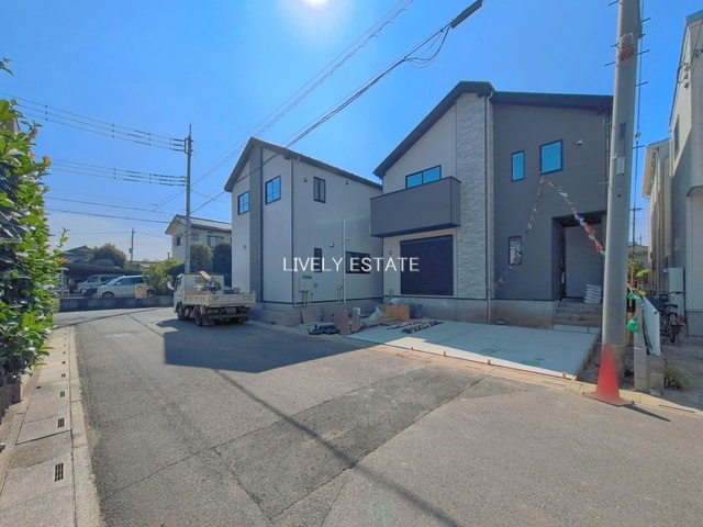 越谷市東越谷10丁目 新築分譲住宅 全2棟 1号棟の前面道路含む現地写真