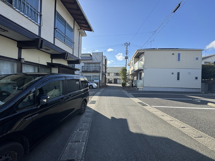 植田町本町一丁目 中古一戸建ての前面道路含む現地写真