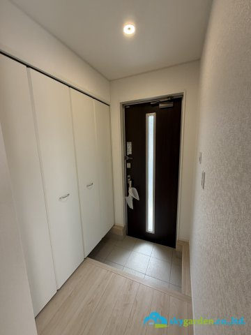 秦野市堀西第24　新築戸建　全2棟1号棟の玄関