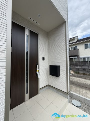 秦野市堀西第24　新築戸建　全2棟1号棟の玄関