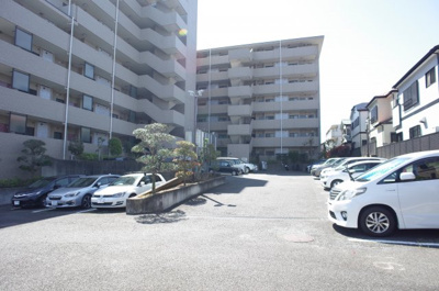 【駐車場】 | グランドゥールレジデンス田園 | 駐車スペースも広々としております。