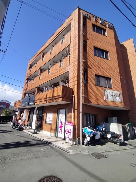 山康ビルの外観
