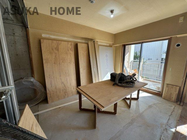 アストラル上大岡の洋室|掃き出し窓のお部屋です。大きな窓からたっぷりの日差しが降り注ぎ、目覚めの良い朝を迎えられそうですね。