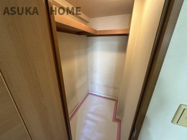 アストラル上大岡の収納|ウォークインクローゼットです。家族の荷物などたくさん収納できますね。