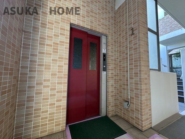 アストラル上大岡のその他共用部分|エレベーターを完備したマンションです。エントランスもバリアフリーなのでベビーカーでおでかけもスムーズ