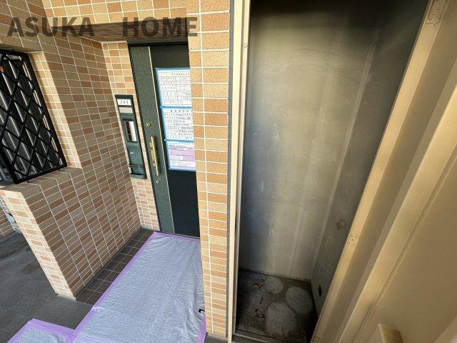 アストラル上大岡のエントランス|ゴルフバックやアウトドア用品の収納に使えるトランクルームつき。玄関横なので使いやすさ◎
