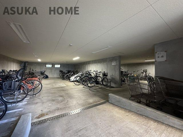 アストラル上大岡の駐輪場|雨や日差しから大切な自転車を守る室内駐輪場。愛車の劣化を防ぎ、雨の日でも快適に出し入れできます。