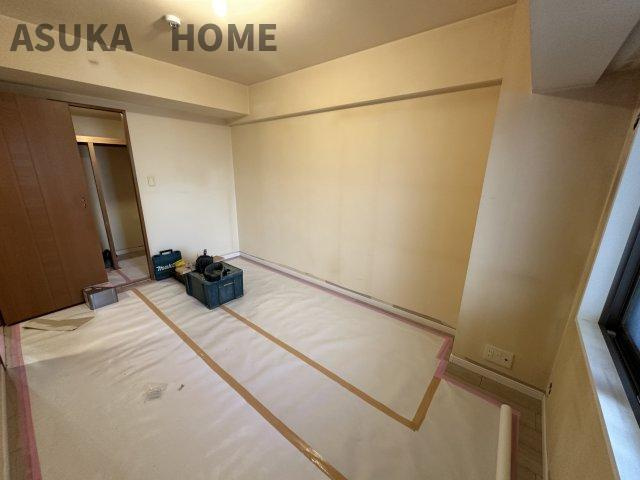 アストラル上大岡の洋室|開き戸の居室は主寝室や子ども部屋、書斎など、ライフスタイルに合わせて柔軟にお使いいただけます。