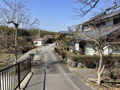 【前面道路含む現地写真】 | 河原林町勝林島畑田一戸建 | 幅員約4ｍ