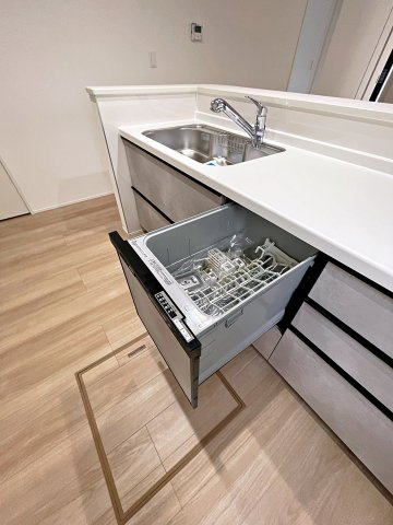 新築戸建・新築建売　郡山市咲田一丁目　桃見台小・第五中のキッチン|食器洗浄乾燥機付きで忙しい家事の時短に◎空いた時間を有効活用できます！